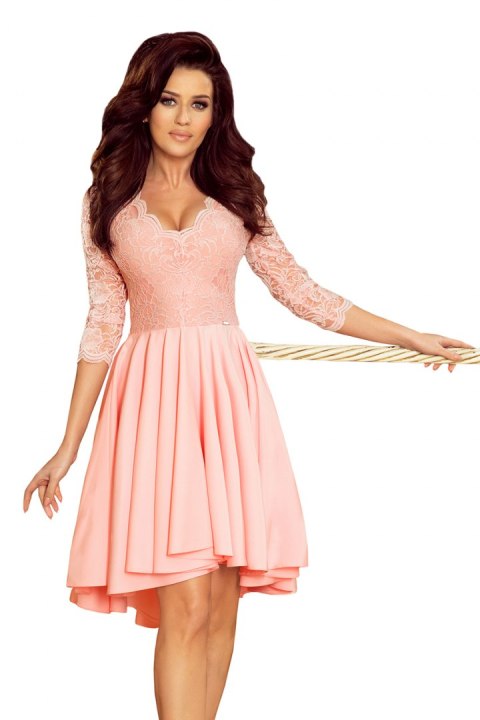 210-7 NICOLLE - sukienka z dłuższym tyłem z koronkowym dekoltem - PASTELOWY RÓŻ 210-7 NICOLLE - sukienka z dłuższym tyłem z koronkowym dekoltem - PASTELOWY RÓŻ